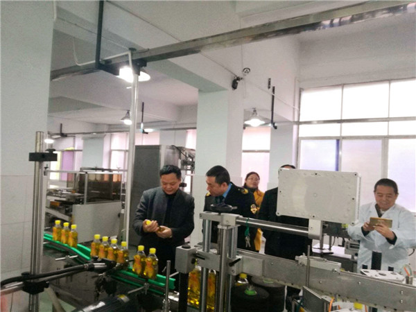 万州区食品药局熊德斌局长一行走进重庆市树上鲜食品（集团）有限公司，亲身感受食品生产过程。