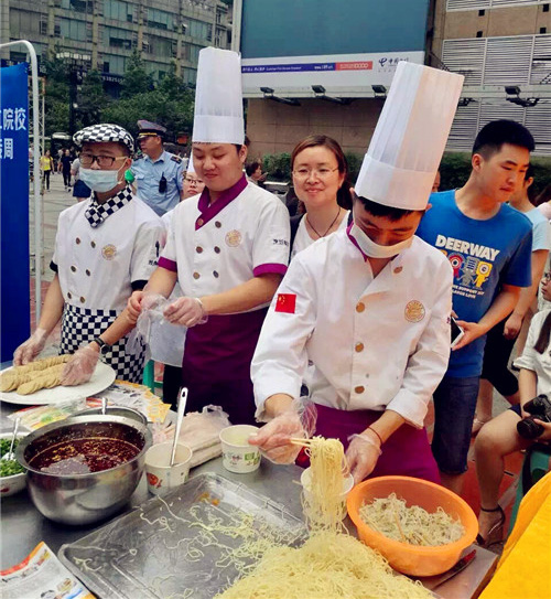 重庆市新东方烹饪学院在沙坪坝三峡广场举办的2016招生宣传周上，用树上鲜集团生产的系列调味品制作的美味佳肴菜品及小吃，深受山城市民的喜爱！同时，该院将树上鲜系列产品作为厨师的教学专用品。