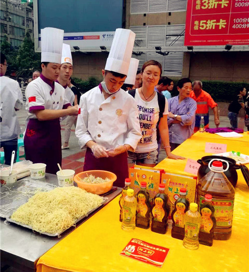 重庆市新东方烹饪学院在沙坪坝三峡广场举办的2016招生宣传周上，用树上鲜集团生产的系列调味品制作的美味佳肴菜品及小吃，深受山城市民的喜爱！同时，该院将树上鲜系列产品作为厨师的教学专用品。